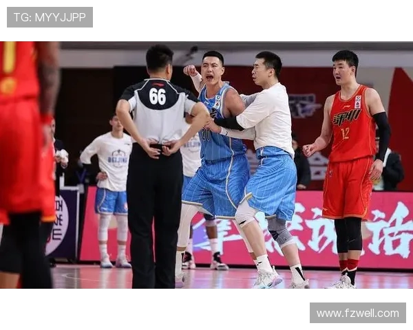 成都篮球队意识争议引发热议球迷对战术执行与团队配合的不同看法